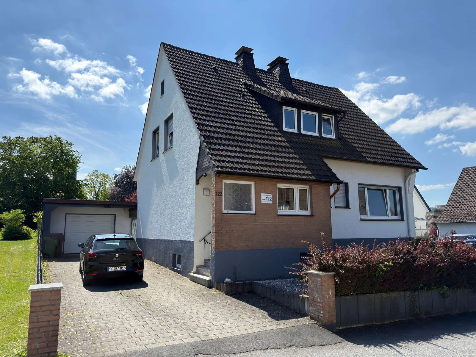 Gepflegtes Zweifamilienhaus mit großem Garten zu verkaufen! – Foto 1