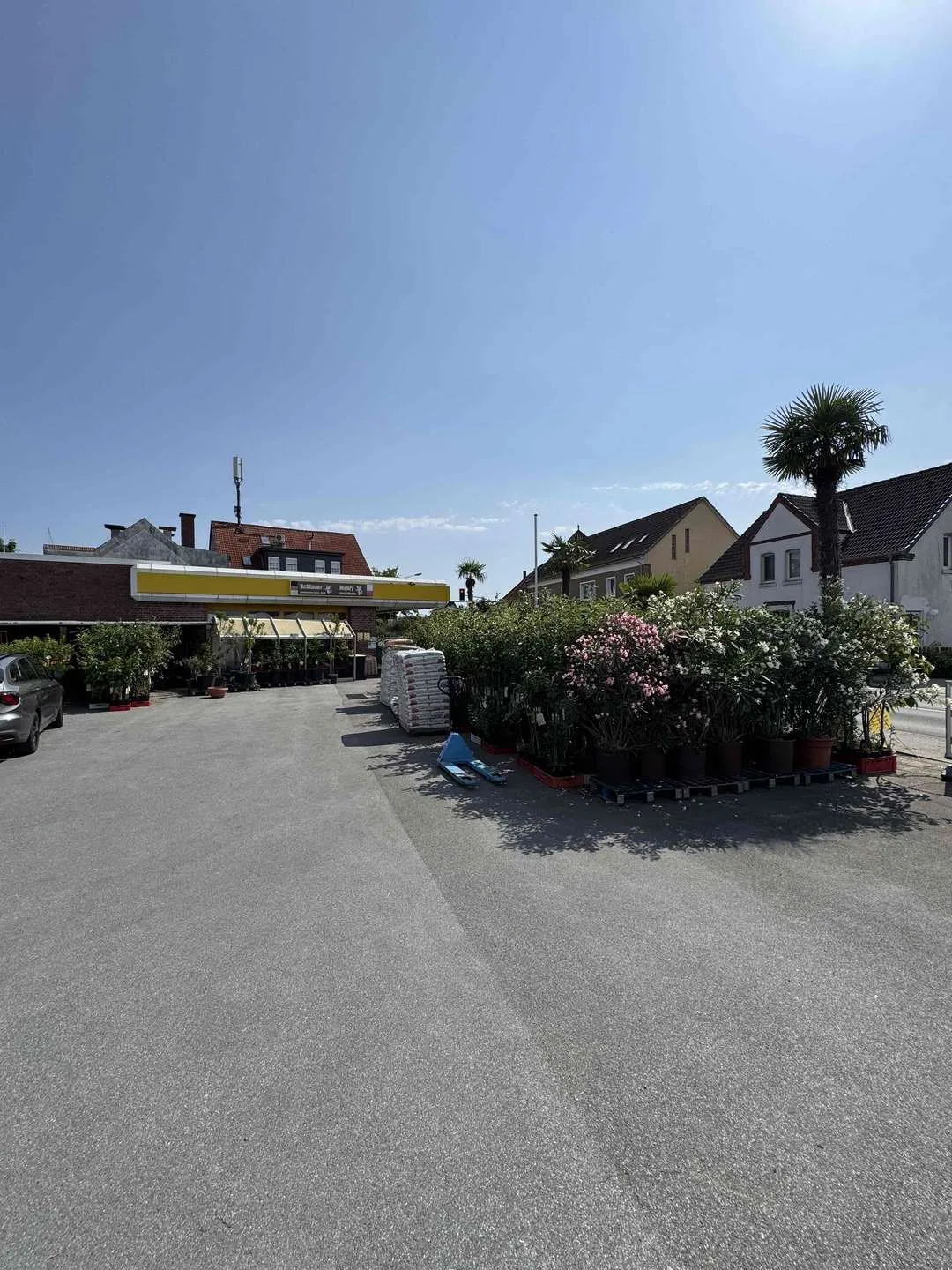 Mehrfamilienhaus inkl. Gewerbeeinheit und zusätzlicher 500m² Gewerbehalle mit 30 Parkplätzen – Foto 1