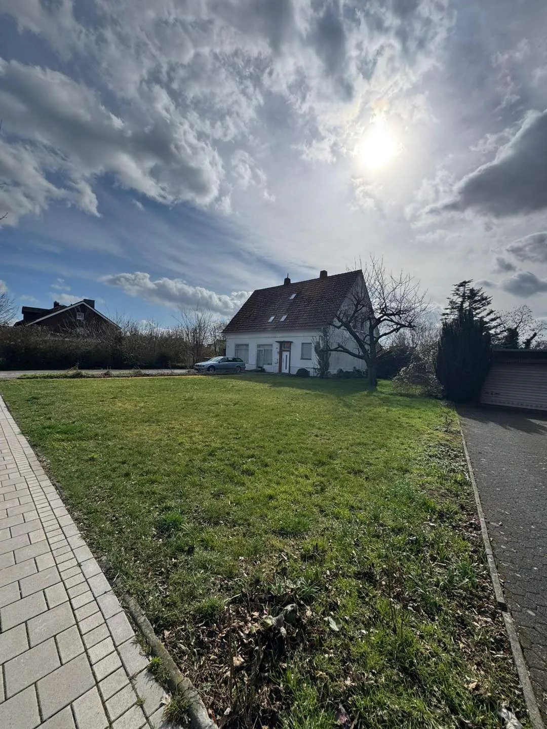 Einfamilienhaus mit Gewerberaum und großem Baugrundstück im Herzen Waderslohs – Foto 1