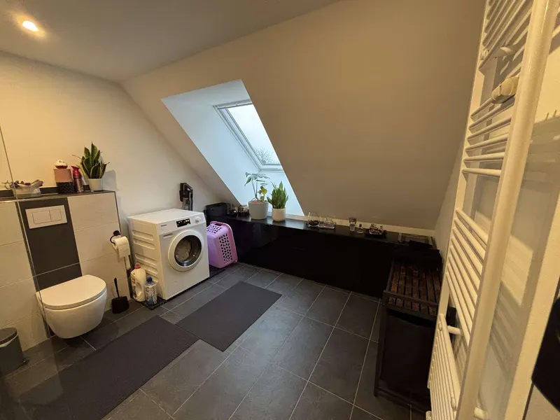 Kernsanierte Dachgeschosswohnung im Herzen Waderslohs – Foto 3