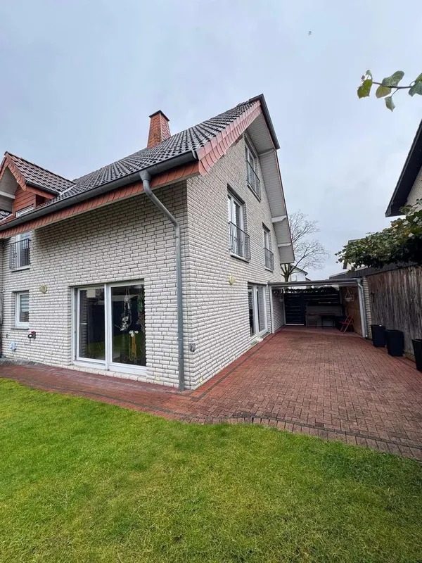 Helle Doppelhaushälfte in begehrter Wohnlage Schloß Neuhaus