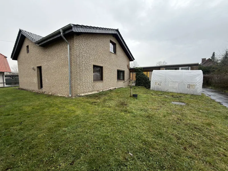 Einfamilienhaus mit zwei Lagerhallen für Gewerbetreibende oder Hobbyschrauber und zstl.Baugrundstück