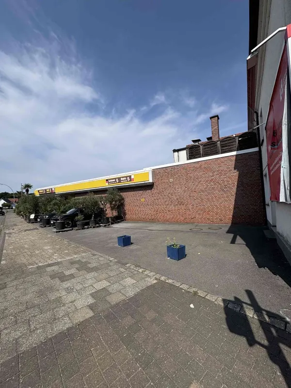 Mehrfamilienhaus inkl. Gewerbeeinheit und zusätzlicher 500m² Gewerbehalle mit 30 Parkplätzen – Foto 2