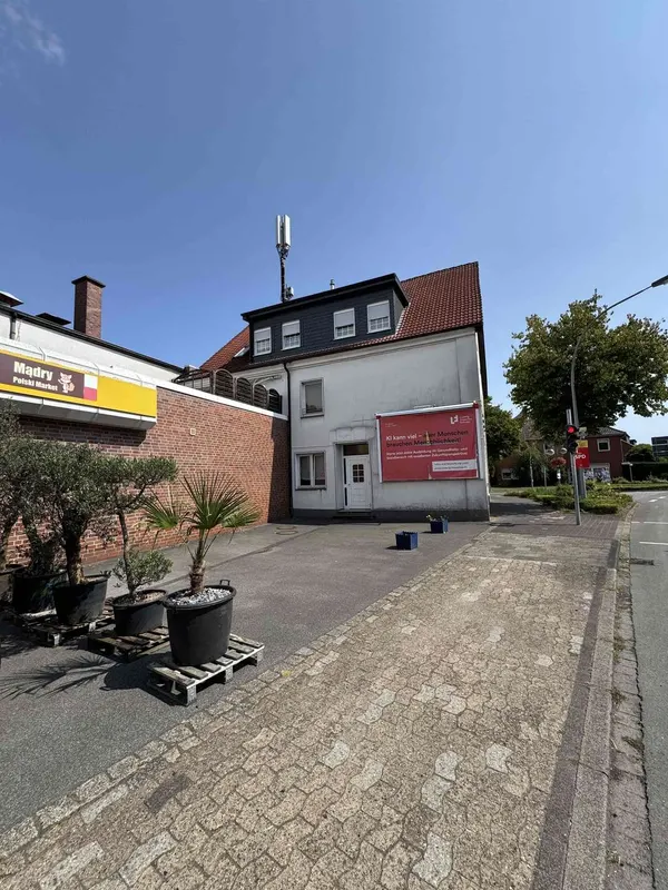 Mehrfamilienhaus inkl. Gewerbeeinheit und zusätzlicher 500m² Gewerbehalle mit 30 Parkplätzen