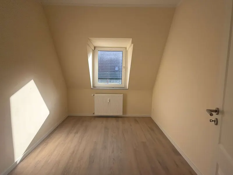 Modern & bezugsfertig: 3-Zimmer-Dachgeschosswohnung – Erstbezug nach Renovierung – Foto 2