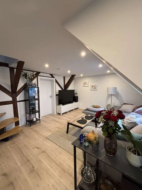 Kernsanierte Dachgeschosswohnung im Herzen Waderslohs – Foto 2